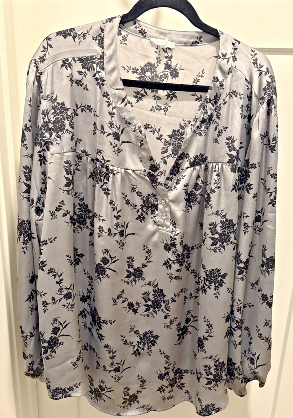 Maurices Gray with Black Floral, long-sleeve, blouse. Womens size 4X.